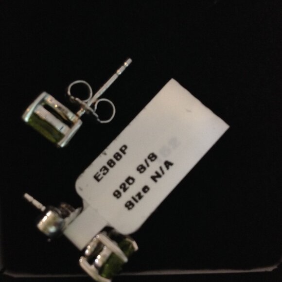NWT Peridot Earrings, Sterling, oval Cut, 1.66 TCW, H: 7mm, W: 5mm, Designer Lux - Picture 3 of 3